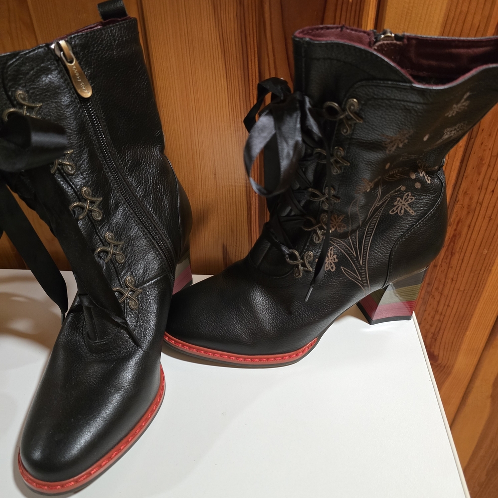 Elegant Black Leather Women's Boots